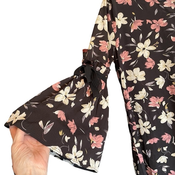Molly Bracken NWT Floral Dress Cream/ Pink Accents-Bell Sleeves-Size Medium - Picture 2 of 11
